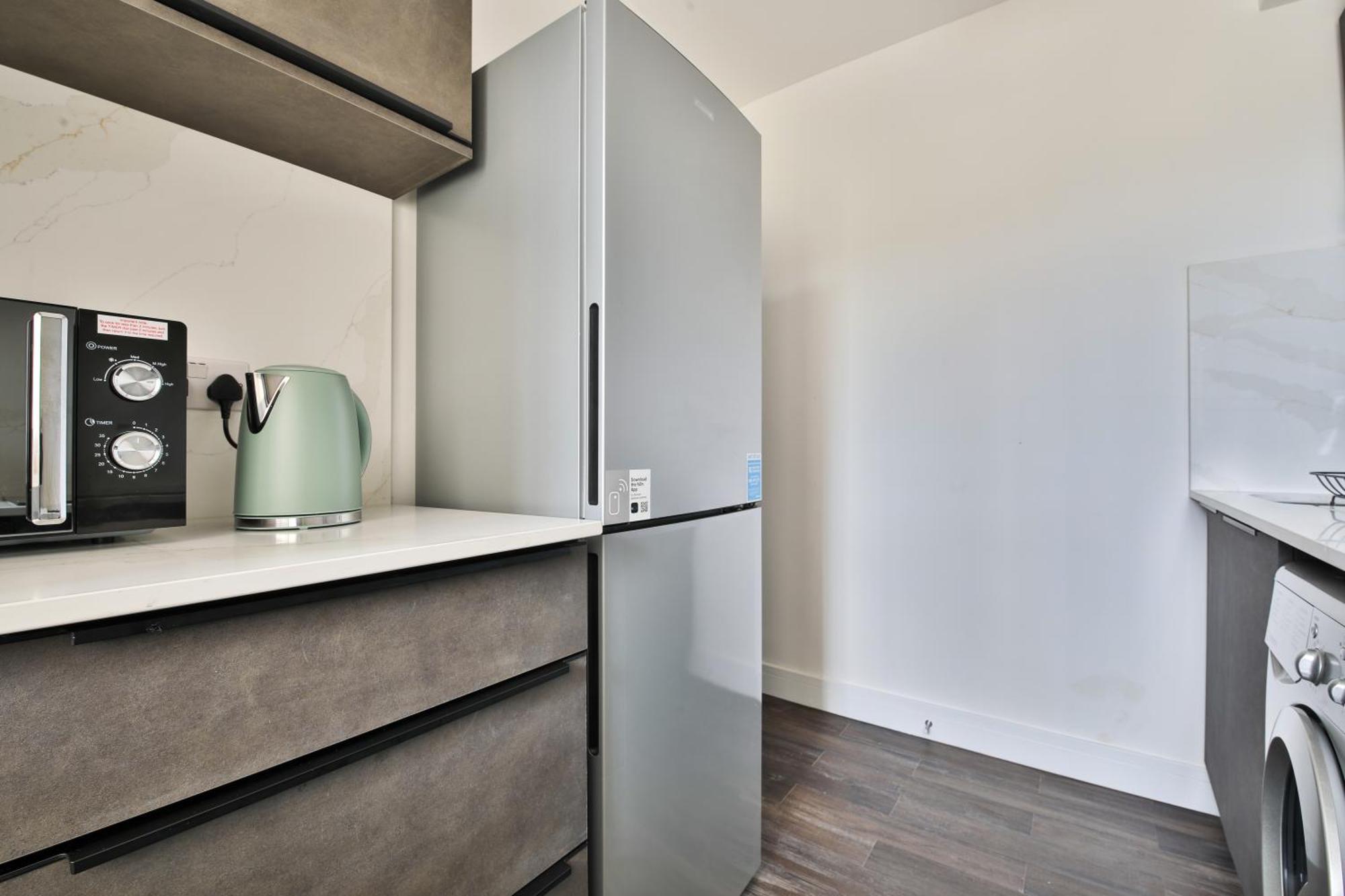 Amber Vista 2 Bedroom Apartments- Supermarket, Coffee Shop, Restaurants & Parking Below Cardiff Eksteriør bilde