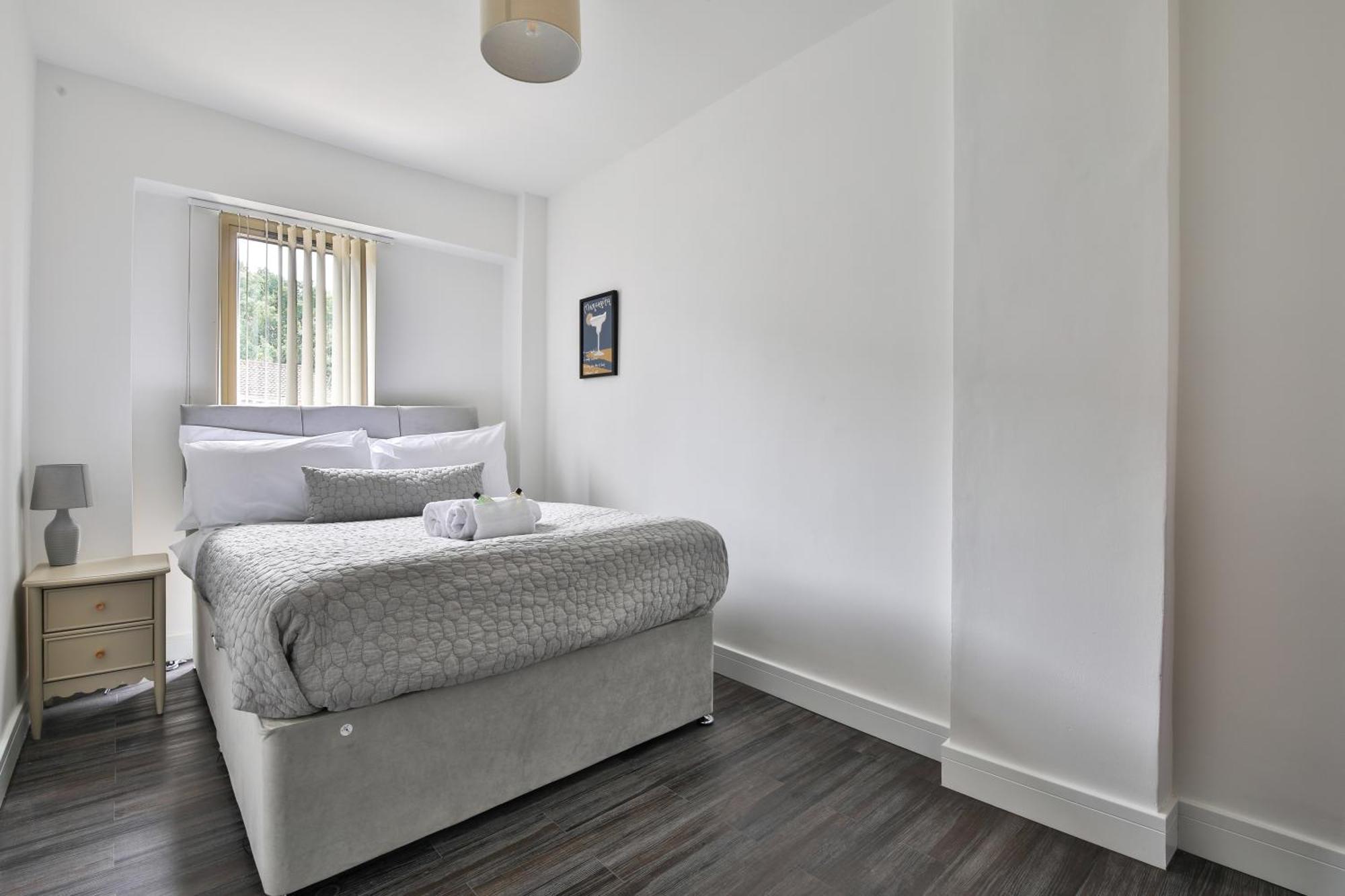 Amber Vista 2 Bedroom Apartments- Supermarket, Coffee Shop, Restaurants & Parking Below Cardiff Eksteriør bilde