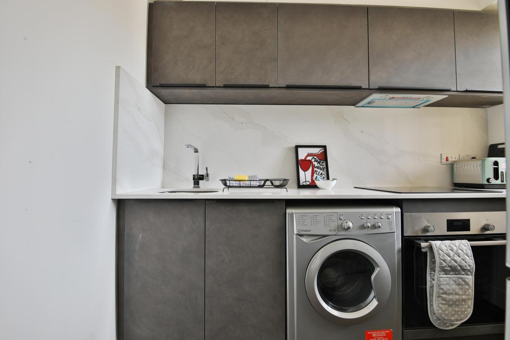 Amber Vista 2 Bedroom Apartments- Supermarket, Coffee Shop, Restaurants & Parking Below Cardiff Eksteriør bilde